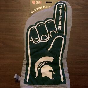 #1 fan Michigan state oven mitt (NWT)